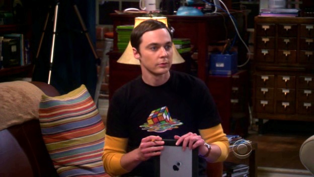 La boîte à mouchoirs Rubik's Cube utilisée par Sheldon Cooper (Jim Parsons)  dans The Big Bang Theory S05E06